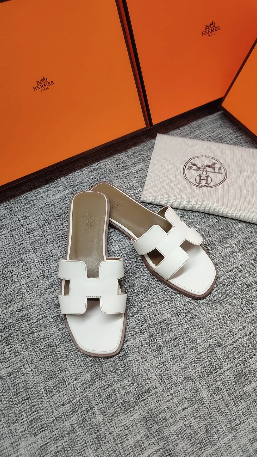 👟👟Ex-factory price P480👟👟 Women's shoe factory Hermes 💖The latest official website is updated at the same time. Premium quality upgraded version of slippers 1:1 production. Fabric: Made of counter cowhide fabric. Inner foot pads: Customized sheepskin [oversea order. The outsole is made of simulated leather non-slip rubber outsole. Regardless of the version or workmanship, it is the best among rubber soles. Color Black White Brown Total 3 colors, code number 35---40, flat bottom